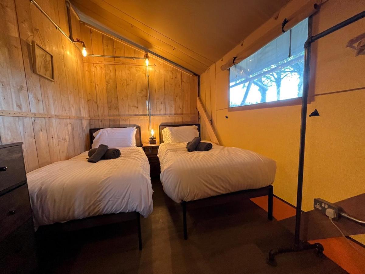 Aladdin Safari Tent Tenby Esterno foto